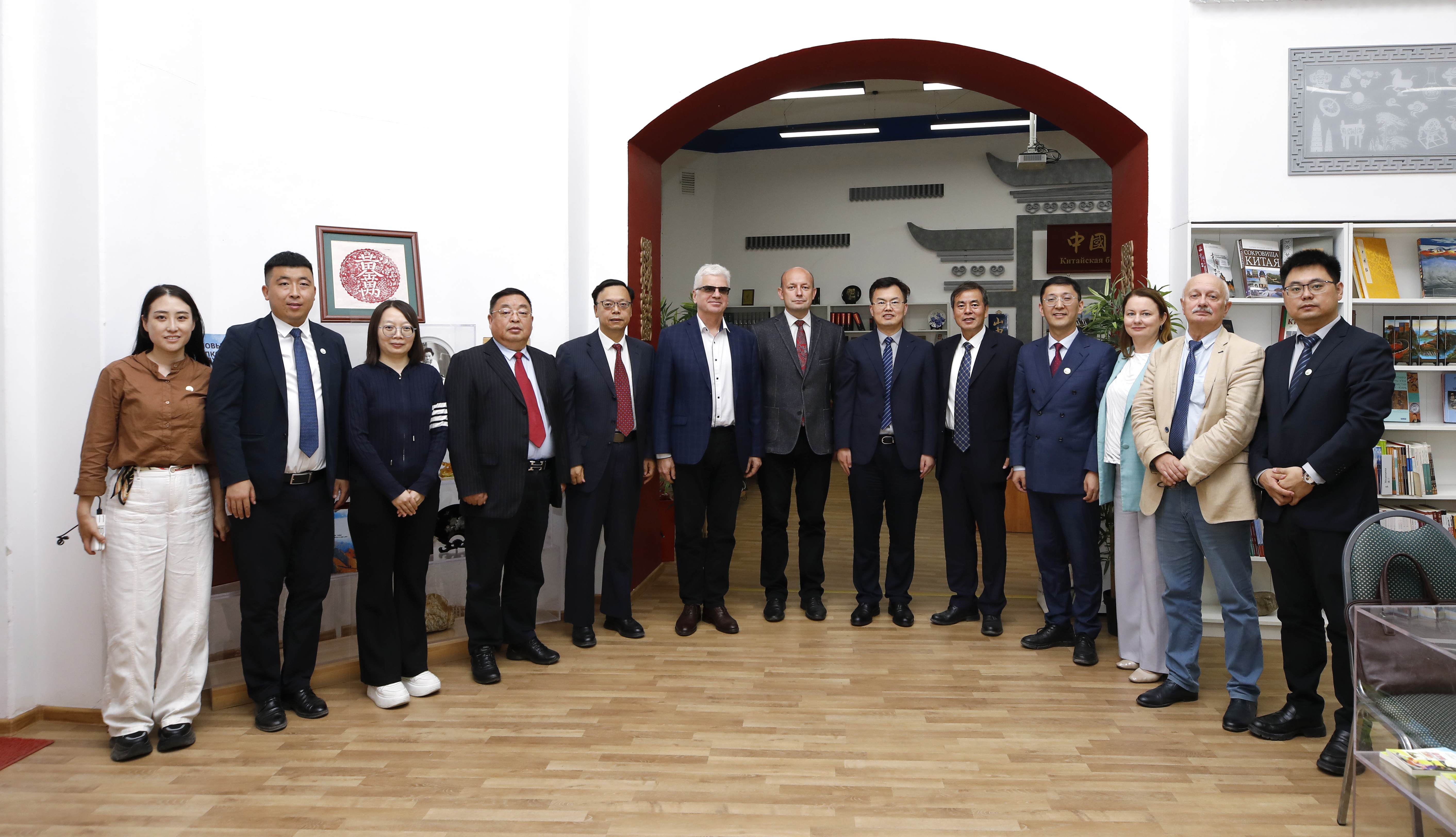 在“中國(guó)館”合影留念