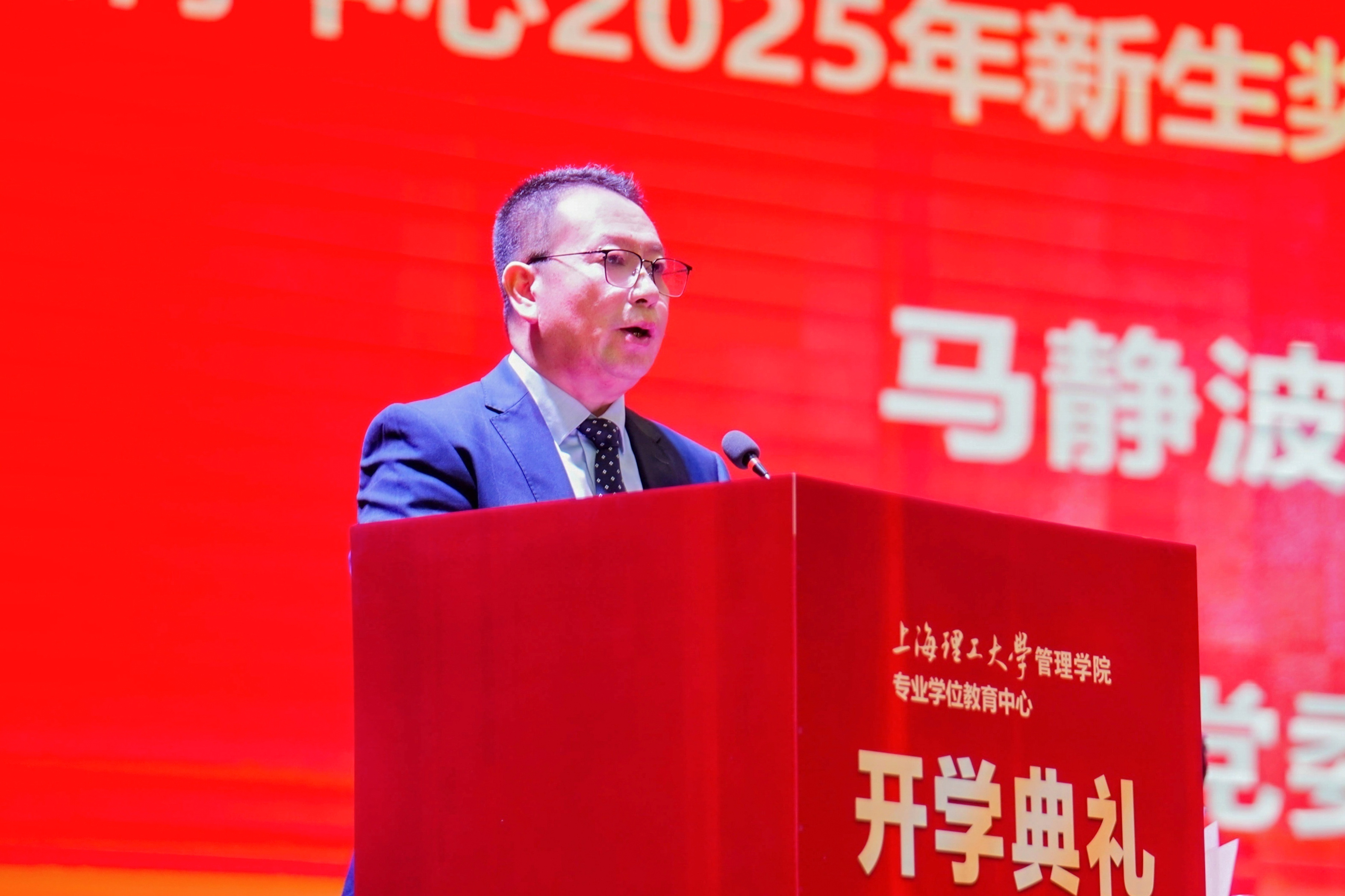 馬靜波宣讀頒發(fā)獎(jiǎng)學(xué)金的決定